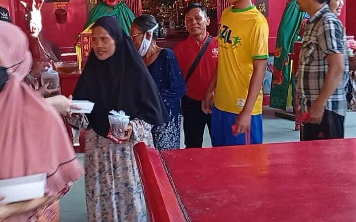 Pengurus Klenteng Kwan Te Kong Pulau Brayan Gelar Baksos,Bagi-bagi Takjil Gratis, Sembako dan Kursi Roda Bagi Warga Setempat 