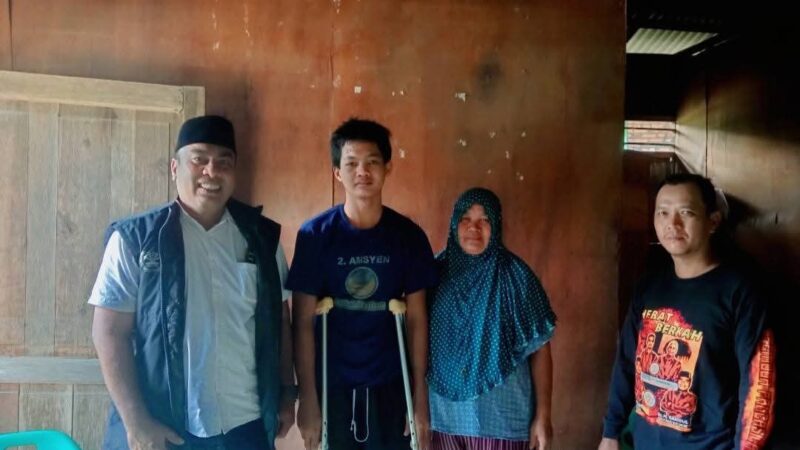 Anggota Komisi I DPR RI Tria Novi Khairani Sitorus Berikan Bantuan Tongkat Ketiak kepada Remaja Disabilitas di Labuhanbatu Utara