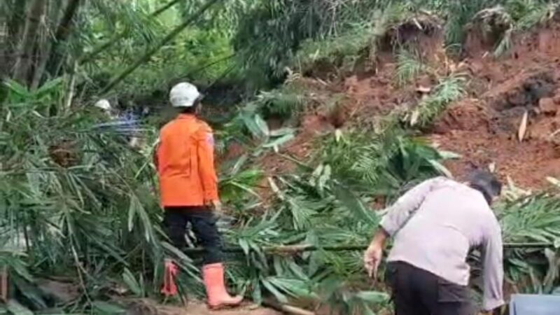 Sigap Tangani Longsor, Polisi Bersama Tim Gabungan Buka Akses Jalan Garut–Sumedang