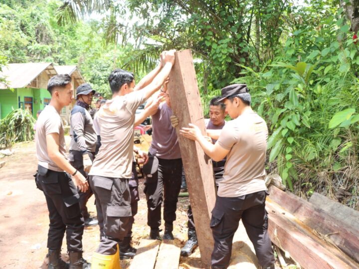 Dukung Pembangunan dan Kesejahteraan Masyarakat,Polres HST bersama Pemkab HST Membangun Jembatan Merah Putih di Desa Sungai Harang  Kecamatan Haruyan