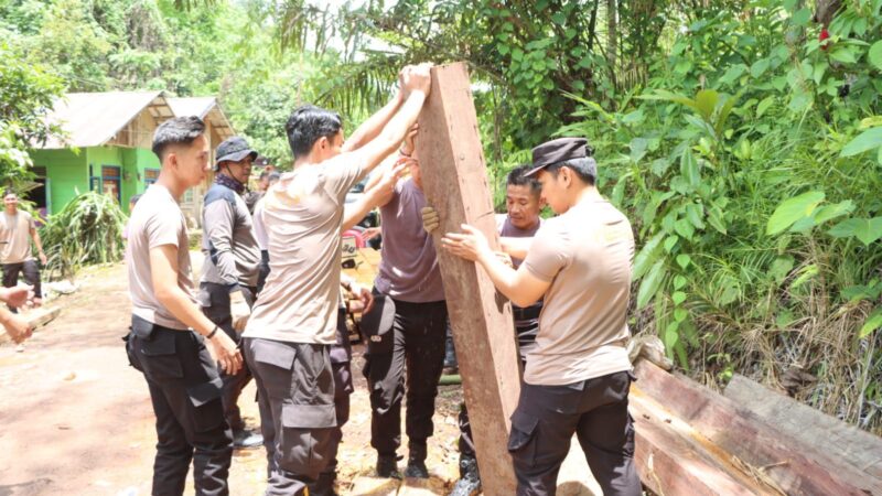 Dukung Pembangunan dan Kesejahteraan Masyarakat,Polres HST bersama Pemkab HST Membangun Jembatan Merah Putih di Desa Sungai Harang  Kecamatan Haruyan