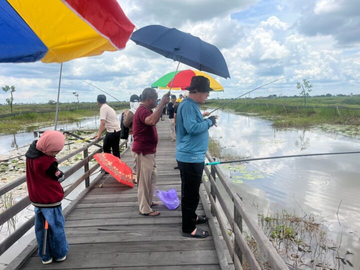 Dalam Kunjungannya Dikediaman Ketua DPRD Provinsi Kalsel,Kapolres HSU bersama Pejabat Pemkab Menggelar Mancing Bersama 