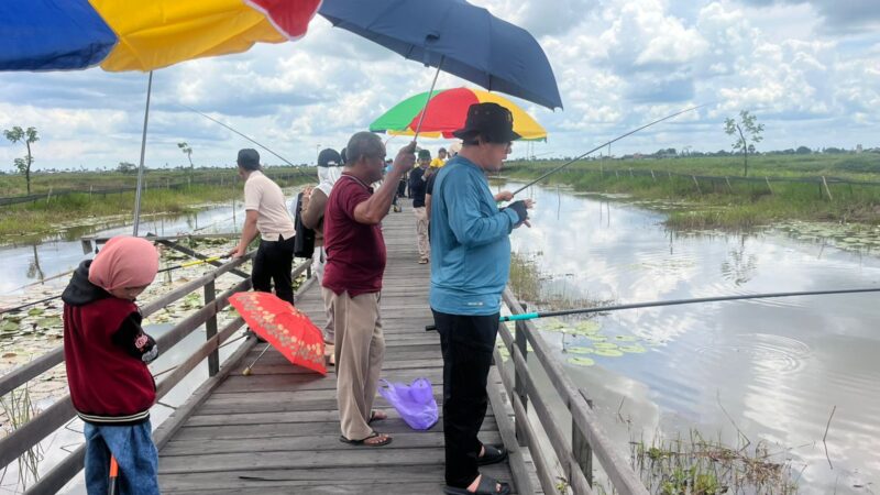 Dalam Kunjungannya Dikediaman Ketua DPRD Provinsi Kalsel,Kapolres HSU bersama Pejabat Pemkab Menggelar Mancing Bersama 
