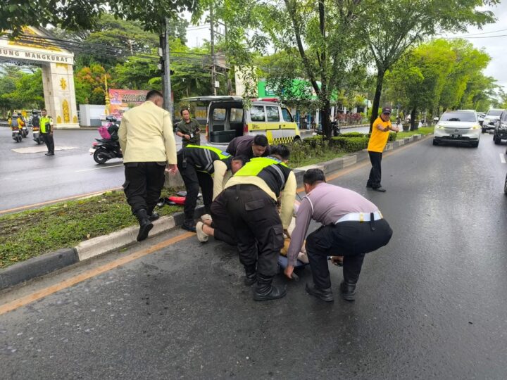 Tanggap dan Peduli, Personil Satlantas Polresta Banjarmasin Utara Bantu Korban Laka Lantas