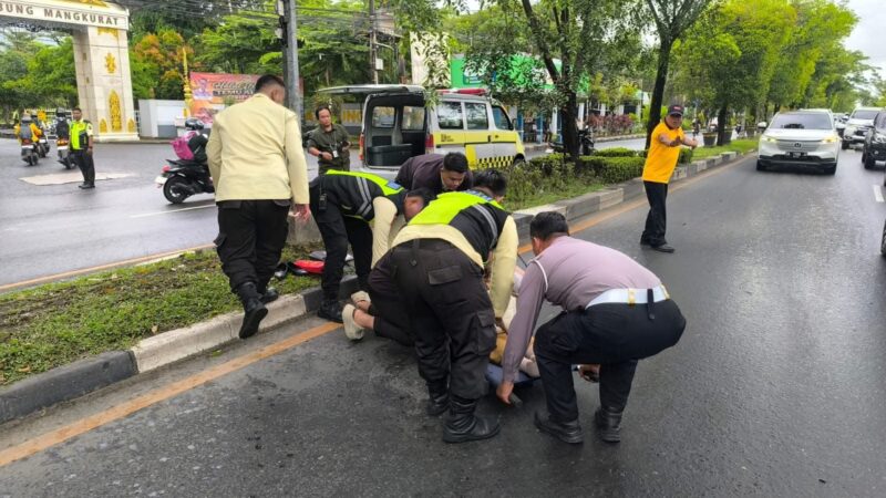 Tanggap dan Peduli, Personil Satlantas Polresta Banjarmasin Utara Bantu Korban Laka Lantas