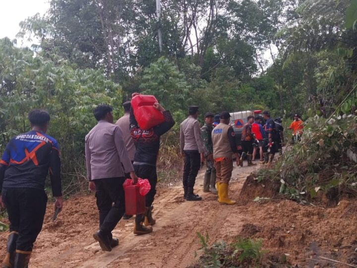 Respon Cepat Polres HST, Kodim 1002/ HST, Anggota BPBD HST dan Masyarakat Gotong Royong Bersihkan Material Tanah Longsor 