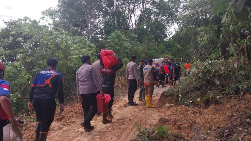 Respon Cepat Polres HST, Kodim 1002/ HST, Anggota BPBD HST dan Masyarakat Gotong Royong Bersihkan Material Tanah Longsor 