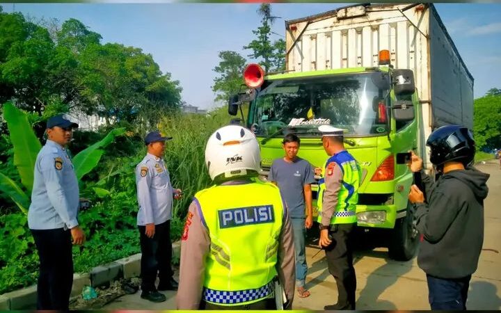 Polsek Neglasari Tertibkan Parkir Liar dan Atur Lalu Lintas di Jalan Buroq