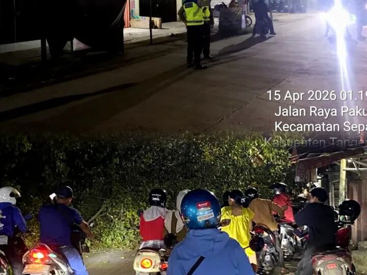 Respon Cepat Layanan 110 ,Polsek Sepatan Tangani Kontainer Tabrak Pohon di Jalan Raya Pakuhaji Sarakan Tangerang 