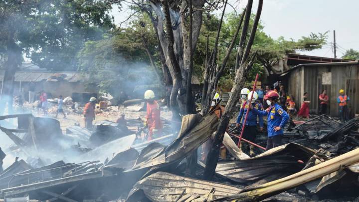 Lapak Kayu dan Limbah Ban di Perum Cibodas, Ludes Terbakar