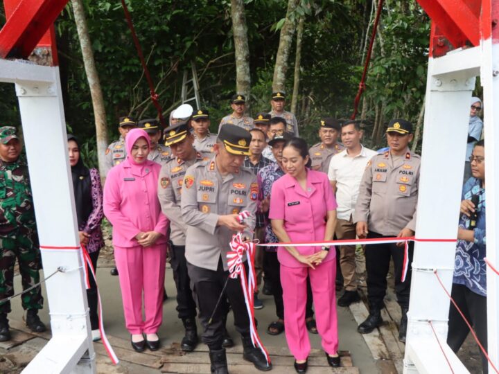 Polres HST Resmikan Jembatan Merah Putih Desa Murung Ta’ala Labuan Amas Selatan ,Hulu Sungai Tengah 