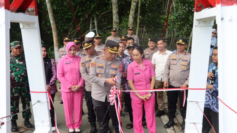 Polres HST Resmikan Jembatan Merah Putih Desa Murung Ta’ala Labuan Amas Selatan ,Hulu Sungai Tengah 