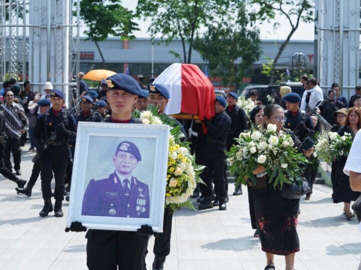Penghormatan Terakhir untuk Putra Terbaik Bhayangkara, Sat Brimob Polda Sumut Kawal Pemakaman Brigjen Pol. (Purn) Raziman Tarigan, S.H.