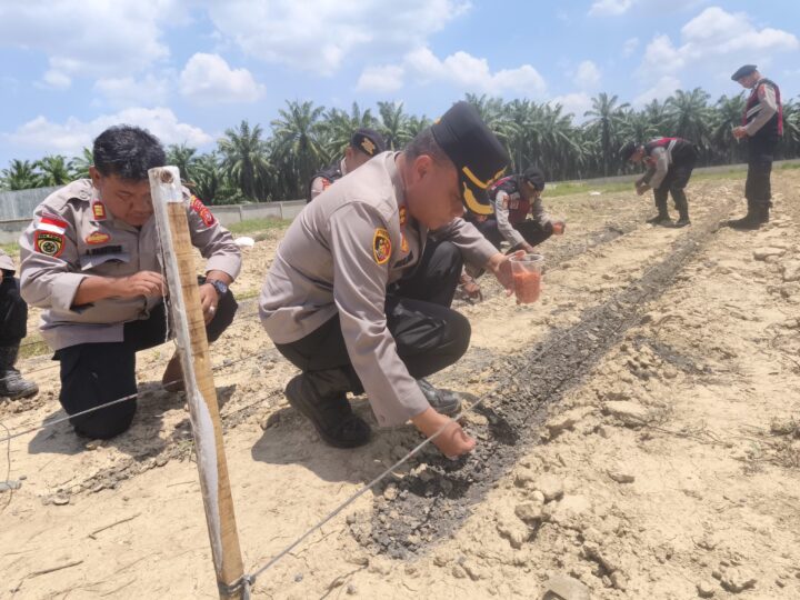 Kapolres Aceh Tamiang Manfaatkan Lumpur Sisa Banjir Untuk Mendukung Ketahanan Pangan