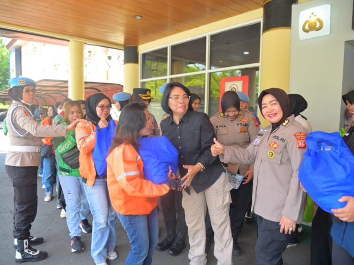 100 Driver Ojol Perempuan dari Berbagai Komunitas Hadiri Baksos Polwan Polda Jabar, Saat Hari Kartini   