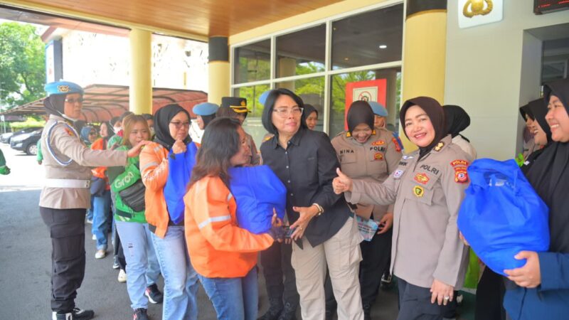 100 Driver Ojol Perempuan dari Berbagai Komunitas Hadiri Baksos Polwan Polda Jabar, Saat Hari Kartini   
