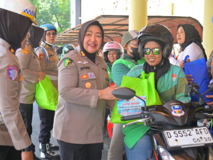 Polwan Polda Jabar Bagikan 100 Paket Sembako untuk Driver Ojol Perempuan di Hari Kartini