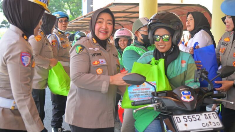 Polwan Polda Jabar Bagikan 100 Paket Sembako untuk Driver Ojol Perempuan di Hari Kartini
