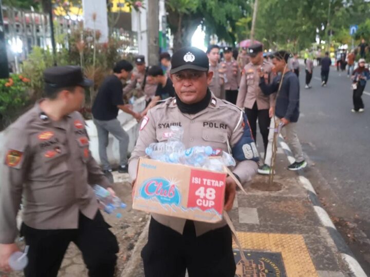 Polresta Banjarmasin Gelar Aksi Bersih Sampah Usai Kawal Demo di DPRD Kalsel