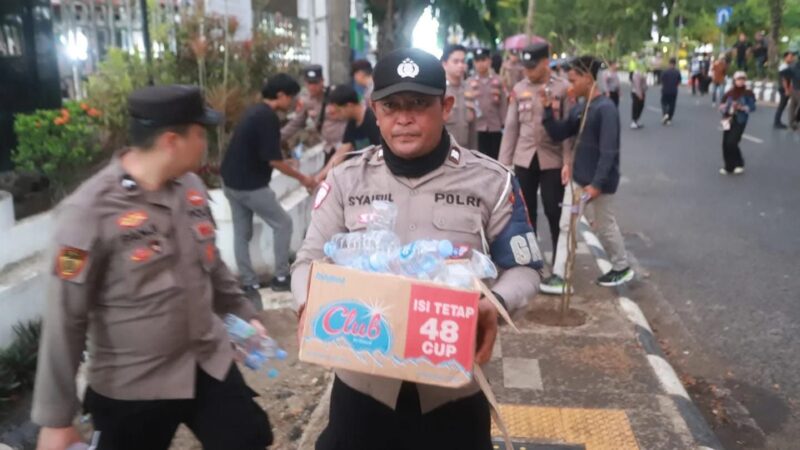 Polresta Banjarmasin Gelar Aksi Bersih Sampah Usai Kawal Demo di DPRD Kalsel