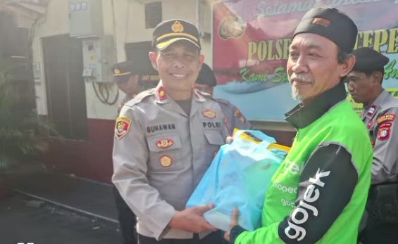 Kapolsek Batuceper Gelar “Jumat Berbagi”, Pererat Sinergitas Bersama Komunitas Ojol