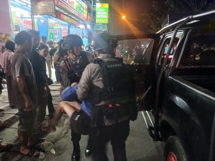 Gerak Cepat Patroli Brimob Polda Sumut Evakuasi Korban Laka Lantas di Jalan William Iskandar