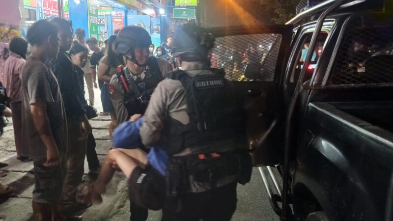 Gerak Cepat Patroli Brimob Polda Sumut Evakuasi Korban Laka Lantas di Jalan William Iskandar