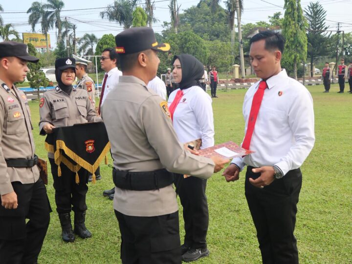 Polres Ogan Ilir Berikan Penghargaan kepada Personel Berprestasi