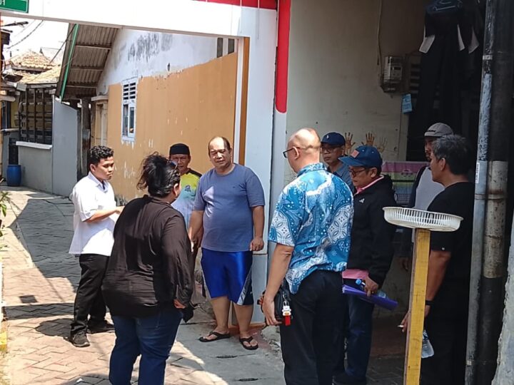 Anggota DPRD Provinsi Banten dari Partai PSI, Irwan Acep Wijaya Pantau Pengukuran Penggantian Paving di Pabuaran Karawaci 