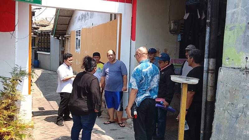 Anggota DPRD Provinsi Banten dari Partai PSI, Irwan Acep Wijaya Pantau Pengukuran Penggantian Paving di Pabuaran Karawaci 