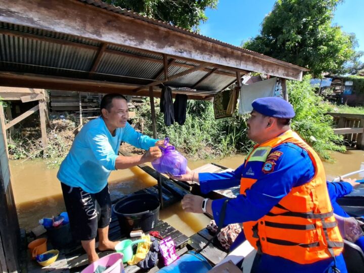 Sat Polairud Polres HSU Tebar Kepedulian Lewat Jumat Berkah di Pesisir Kali Nagara