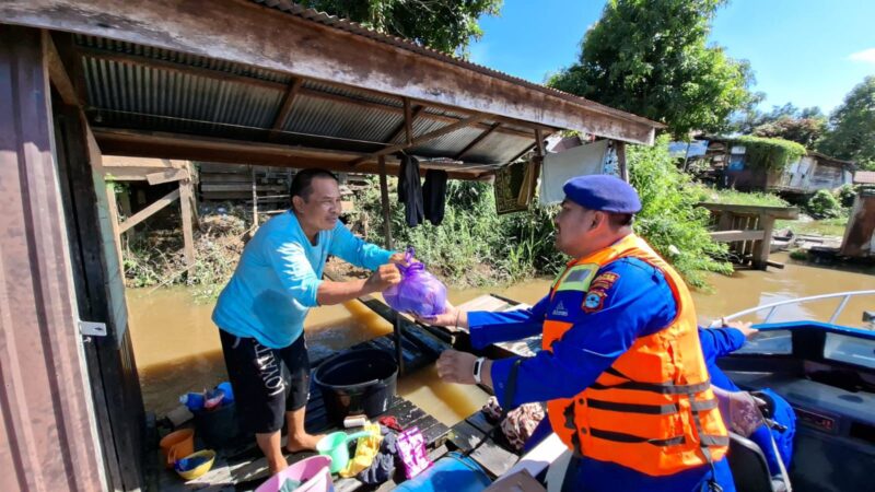 Sat Polairud Polres HSU Tebar Kepedulian Lewat Jumat Berkah di Pesisir Kali Nagara